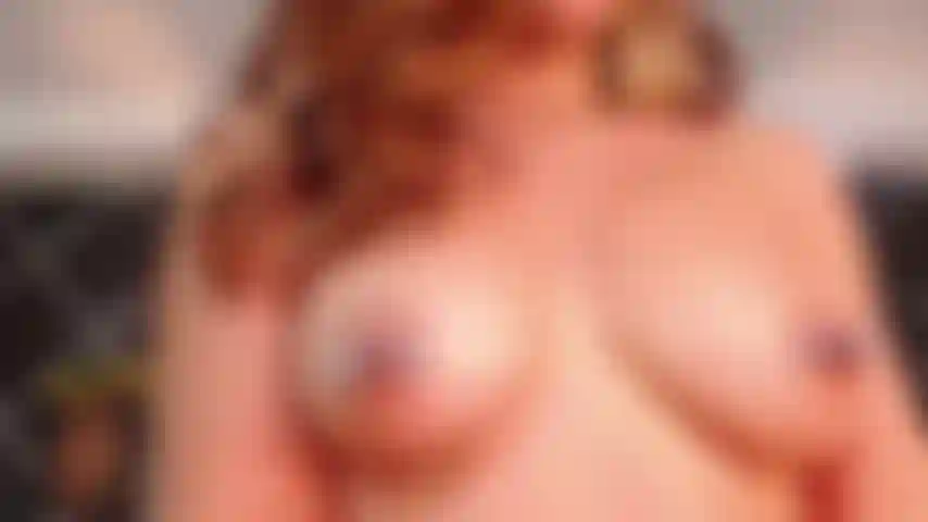 Geme in spagnolo mentre cavalco il mio vibratore.