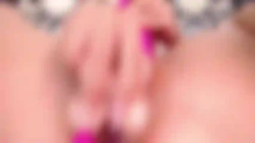 Chiudo 3 giocattoli alla volta nella mia figa e gemo come un matto.