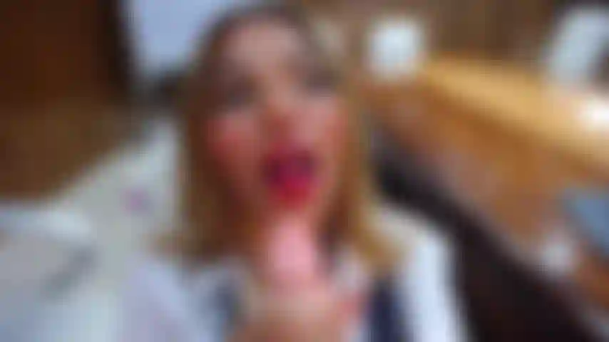 Metti questa studentessa cattiva in ginocchio e lascia che ti succhi il cazzo.