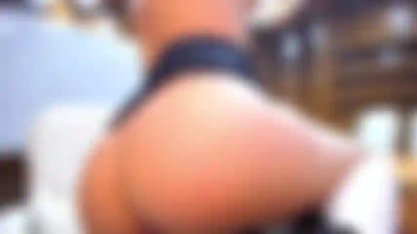 Faccio un pasticcio in ufficio scopandomi la figa bagnata.