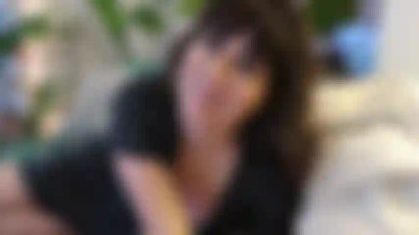 Il contatto visivo viene - ti incoraggio ad accarezzarti mentre gioco con la mia figa. Ti prego di guardarmi negli occhi e venire con me. Focalizzata sul viso, con tette e figa che fanno capolino dal mio vestito sexy a portafoglio.