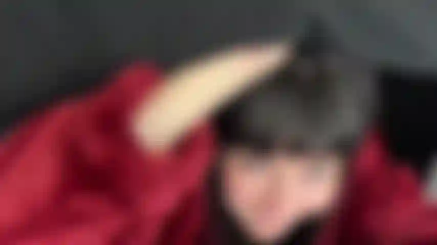 Milf sgualdrina succhia cazzi sotto il tavolo: siamo fuori per