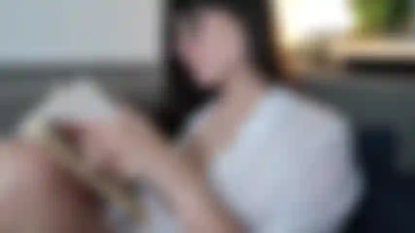 Sweet gf si prende cura di te - hai avuto una lunga giornata e voglio aiutarti a rilassarti. Chiacchiere gfe parlate in stile asmr, massaggio alle spalle, sega e scopata lenta con dildo dove ti prego di venire con me.