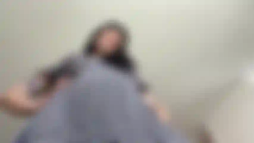 La fidanzata pov si siede sulla tua faccia: ti svegli con una fidanzata molto eccitata in piedi sopra di te. Mi siedo sulla tua faccia e mi godo la tua lingua mentre allargo il mio buco peloso e gioco con il mio clitoride. Afferro il mio giocattolo e spruzzo tutto sulla tua faccia prima di cavalcarlo per un ultimo orgasmo.