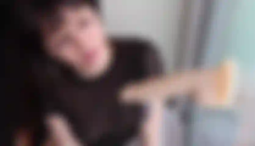 Pompino sciatto e sbavante - comincio lentamente e dolcemente ma divento cattivo abbastanza velocemente! Mi eccito così tanto a essere una troia sporca e a soffocare con quel cazzo. Mi verresti in faccia per favore?