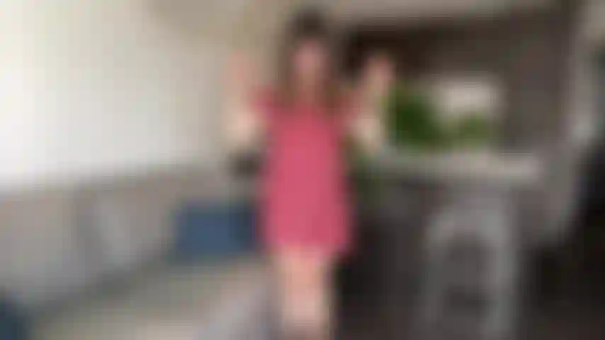 Spogliarello in prendisole e squirt: mi spoglio del mio vestito e ti stuzzico con il mio corpo finché non vuoi scoparmi. Uso il mio dildo e mi faccio spruzzare una fontana ancora e ancora. Un sacco di chiacchiere sporche. I piedi / i sandali sono al centro dell'attenzione, anch'io entro nel mio schizzo.