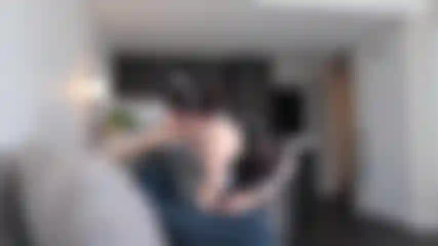 Degradando la cameriera - l'hai beccata a curiosare tra i tuoi giocattoli. Deve essere punita se vuole mantenere il suo lavoro. Pagaiando, mollette da bucato, buttplug, torture e un viso.