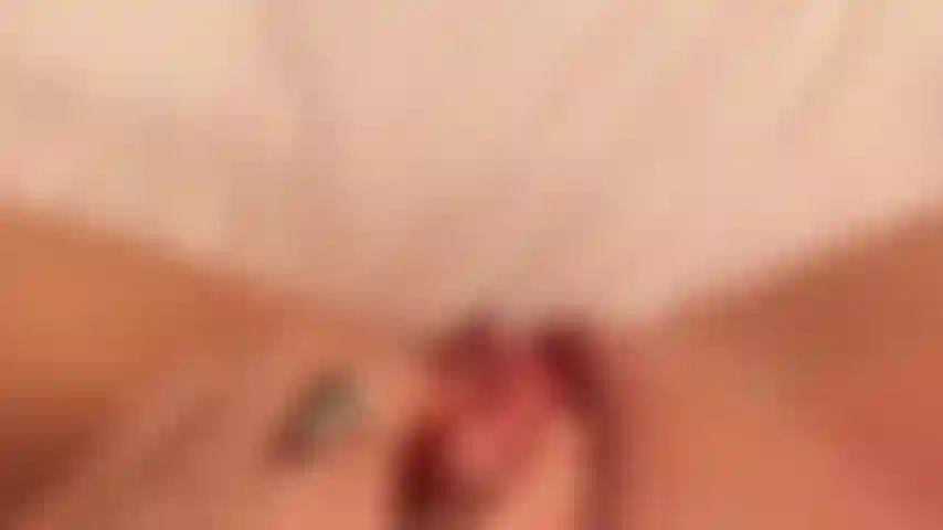 Orgasmo cremoso in pov - ho studiato tutto il giorno e ho deciso di prendermi una pausa. Guardami giocare dal mio pov... Toccarmi la figa e mostrarti quanto sono cremosa mi rende così eccitata. Lo stretching con più dita combinato con una delicata presa in giro del clitoride mi fa venire forte.