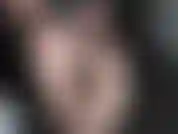 Succhia le dita dei piedi e sega con i piedi: mi tolgo le scarpe da ginnastica e i calzini sporchi, mi succhio le dita dei piedi e mi strofino l'olio sui piedi. Ti ecciti così comincio ad accarezzarti il cazzo con i piedi finché non esplodi. Non nuda.