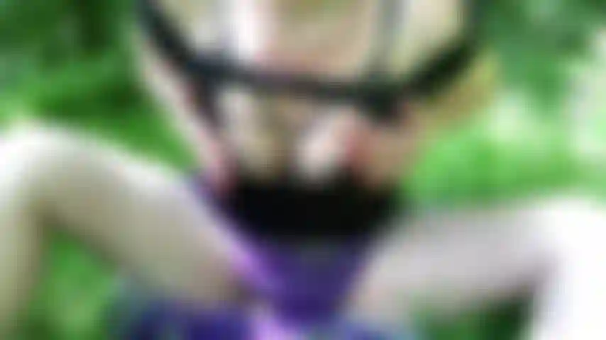 Gioco con le tette nel bosco.