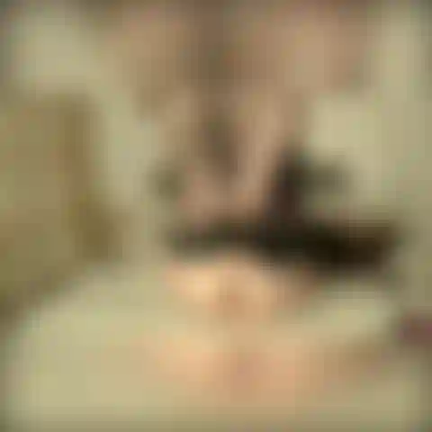 Stuzzica le dita dei piedi.