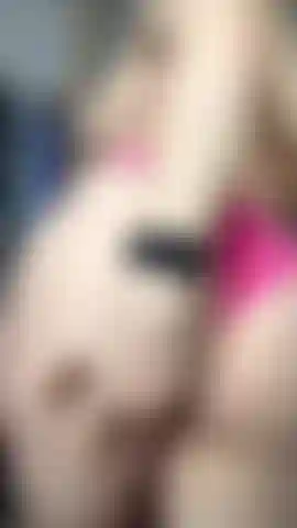 Fanculo entrambi i miei buchi birichini.