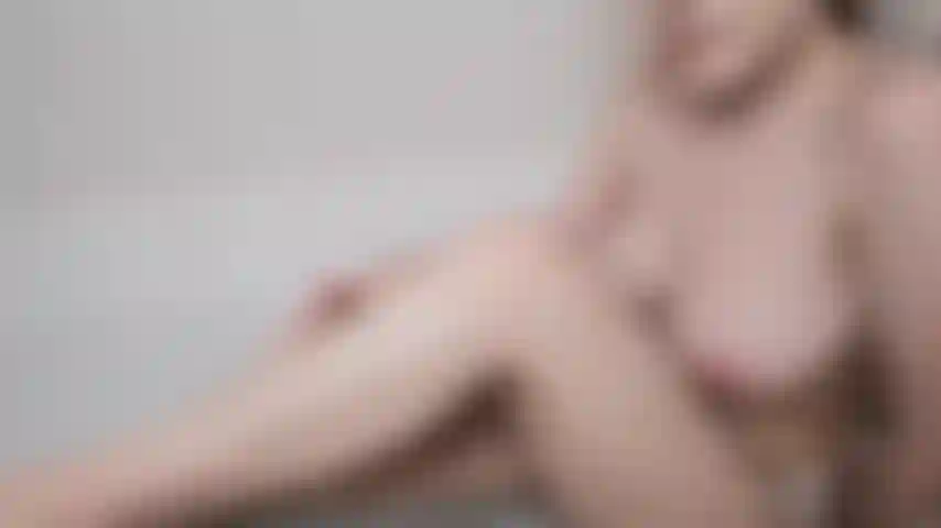 Mi depilo le gambe nella vasca da bagno.