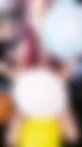 Divertente scoppiettio di palloncini in topless!