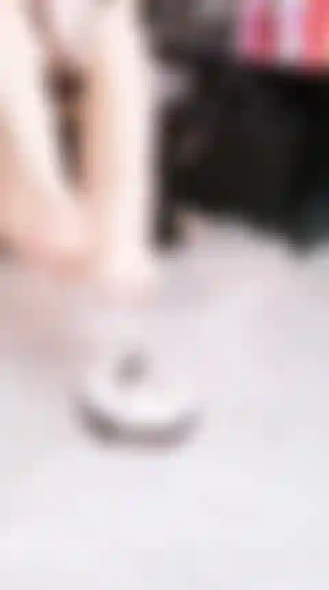 Torta schiacciante a piedi nudi.