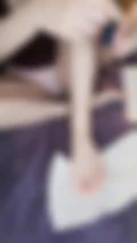 Dipingo le mie unghie dei piedi blu.