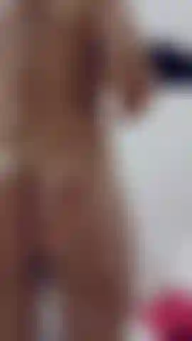 Breve scena di nudo completo nella doccia.