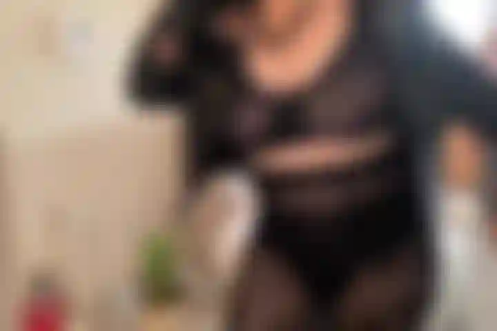 Leather and lace strip and I strip off my lace velvet leggings, my skirt, my lace bra, my leather jacket to fondle myself and shake my breasts and hang them. I go twerking and bending in your face, my ass asking you to do me