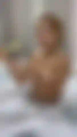 Che fa una doccia bagnata con l'olio sui seni.