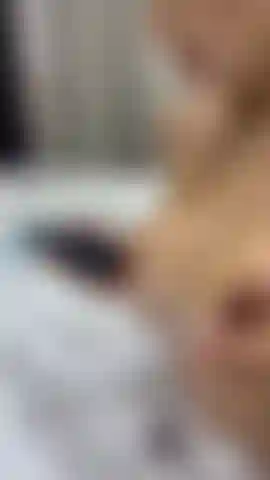 Che gioca con i miei capezzoli duri e il mio giocattolo.