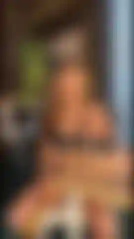 Che gioca con le mie grandi tette e con i miei capezzoli duri allo stesso tempo.