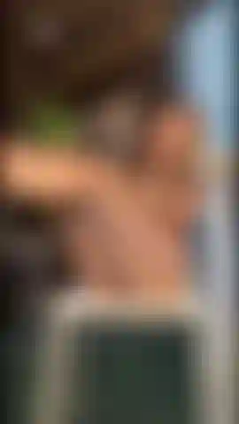 Che gioca con la sua figa e con le sue dita allo stesso tempo.