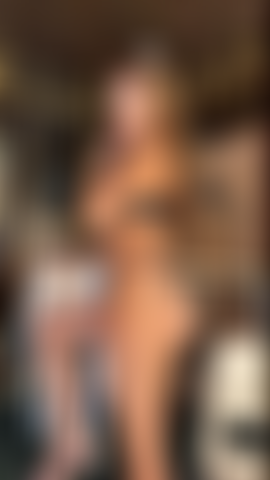 Mi diverto con le mie grandi tette e anche con la mia figa.