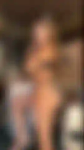 Mi diverto con le mie grandi tette e anche con la mia figa.