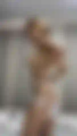 Una ragazza sexy che gioca con il suo culo.