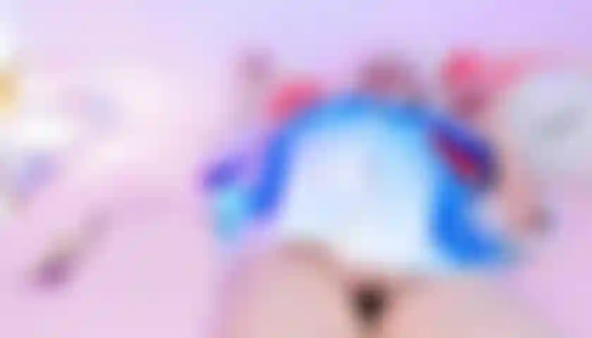 9 Mesi incinta, carina ragazza con cosplay di gawr gura ha le contrazioni mentre si scopa il suo enorme dildo da 38 cm, geme moltissimo e si sente bene (30 min).