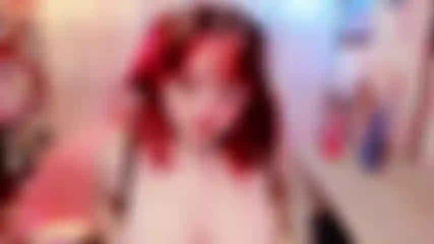 Una ragazza carina usa il suo giocattolo preferito (38 cm).