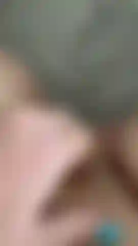 Unghie blu che mostrano una figa bagnata di sborra.