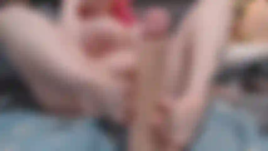 Il tuo cazzo si sente così bene tra le mie dita dei piedi!