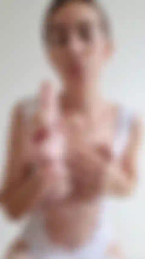 Faccio un pompino con un dildo e tette sputate.