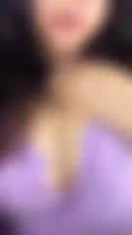 Ti stuzzico un po' con la scollatura. Adoro sentire le tue mani che le afferrano.