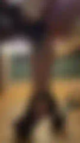 BBW MILF Heel Ignore
Sit under my desk while I dont even notice you. Heel dangling and removing.