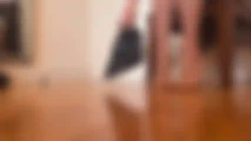 Provo e stuzzico le scarpe con i tacchi a spillo neri scamosciati di steve madden.