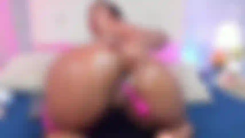 Mi scopo il culo forte e profondo con le dita.