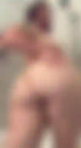 Mi lavo l'olio sotto la doccia con un buttplug dentro.