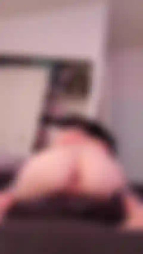 Scuoto il culo dopo aver spalancato il buco del culo.