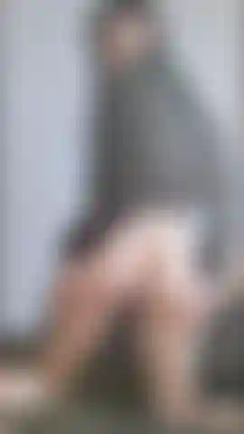 Scuoto il culo senza mutandine.