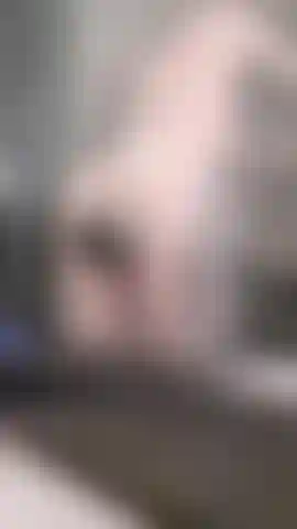 Dildo che cavalca attraverso il vetro della doccia.