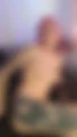 Mi ricopro le tette e la faccia di sperma.