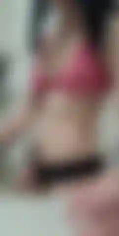 Scuoto il culo in bagno prima di uno spettacolo.