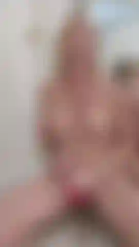 Mi gioco con me stessa allo specchio con il mio giocattolo preferito per il clitoride! Completamente nuda con una splendida vista allo specchio frontale e posteriore. Ti parlo in modo sexy!