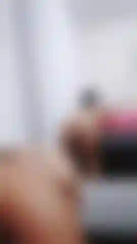 Faccio uno spogliarello allo specchio.