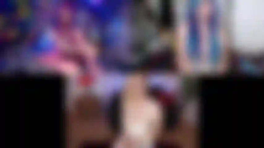 Una festa fetish con i tacchi alti.