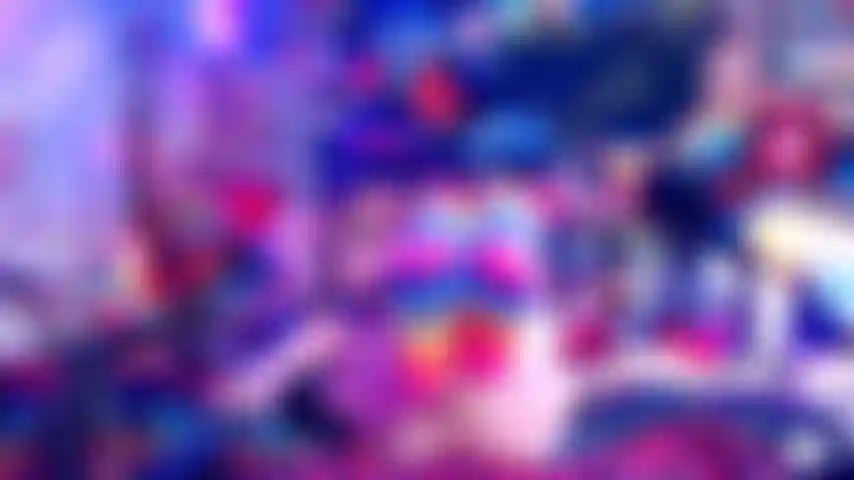 Con la lingua fuori e calzini alti fino al ginocchio.