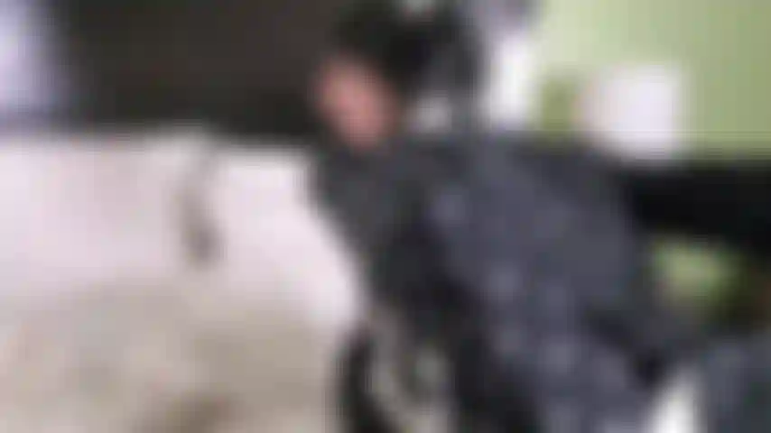 Una ragazza gotica e cattiva gioca da sola nella villa.