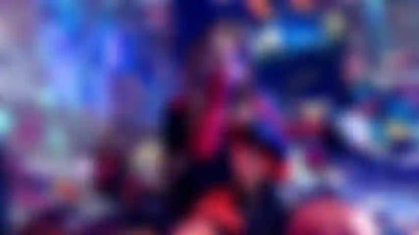 Harley quinn sta scherzando duramente per resistere a joi.